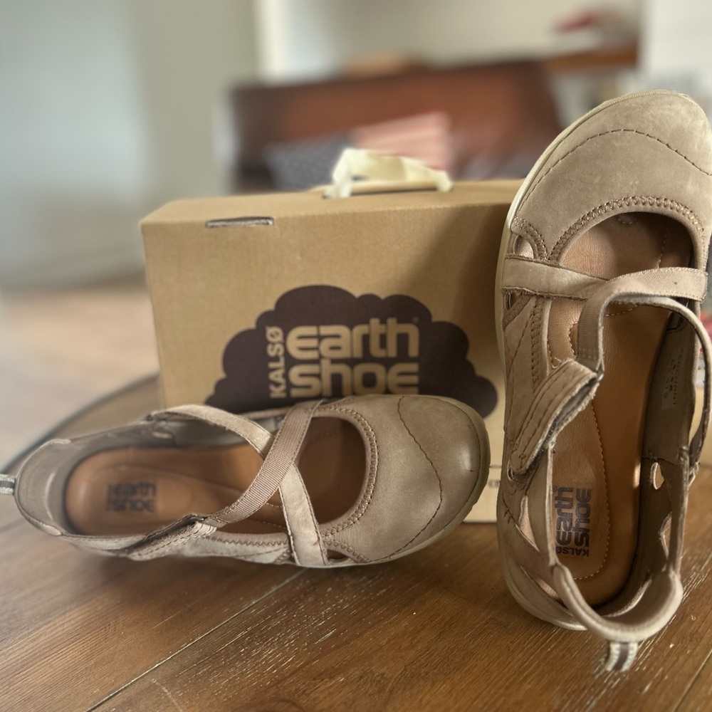 Like new Womens Earth comfort shoe penchant light khaki sandal.